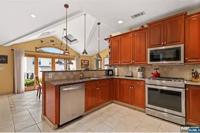 252 Springfield Avenue, Hasbrouck Heights, NJ 07604 - Photo 13