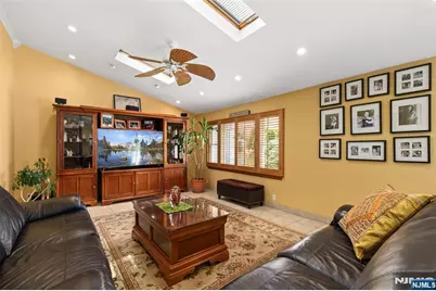 252 Springfield Avenue, Hasbrouck Heights, NJ 07604 - Photo 9