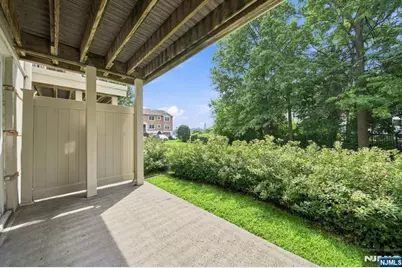 31 Grand Cove Way E31 #E31, Edgewater, NJ 07020 - Photo 23