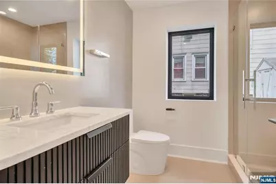 1077 Abbott Boulevard, Fort Lee, NJ 07024 - Photo 21