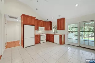 12 Leoson Pkwy, Old Tappan, NJ 07675 - Photo 9