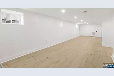526 Dewey Avenue, Cliffside Park, NJ 07010 - Photo 33