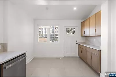 526 Dewey Avenue, Cliffside Park, NJ 07010 - Photo 17