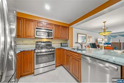 303 Ellery Court 303 #303, Edgewater, NJ 07020 - Photo 5
