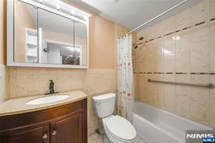 303 Ellery Ct 303, Edgewater, NJ 07020 - Photo 13