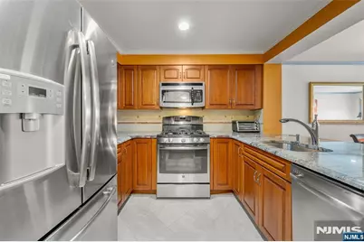 303 Ellery Court 303 #303, Edgewater, NJ 07020 - Photo 5