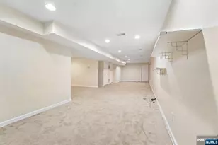 195 Levinberg Ln, Wayne, NJ 07470 - Photo 33