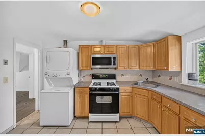 165 Oak Grove Avenue, Hasbrouck Heights, NJ 07604 - Photo 5