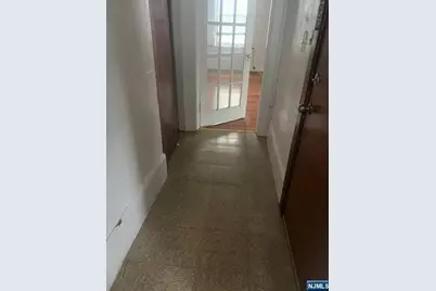 807 Abbott Boulevard 4 #4, Fort Lee, NJ 07024 - Photo 5