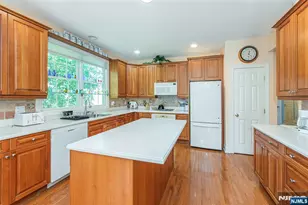 75 Schindler Way, Fairfield, NJ 07004 - Photo 5