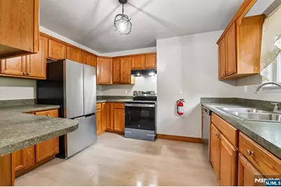 584 Thomas Boulevard 5 #5, East Orange, NJ 07017 - Photo 3