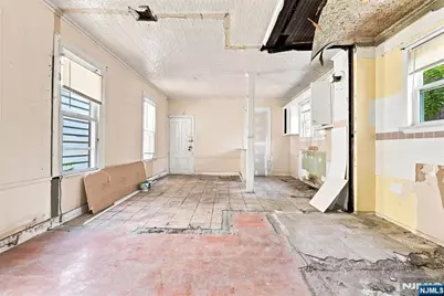 913 Summit Avenue, Union City, NJ 07087 - Photo 21