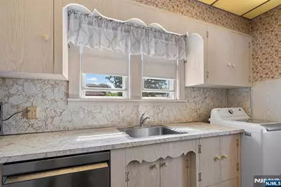 290 Lafayette Avenue 2 #2, Cliffside Park, NJ 07010 - Photo 21