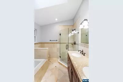 477 Undercliff Avenue, Edgewater, NJ 07020 - Photo 17