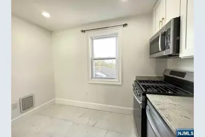 21 Livingston Avenue 2nd Fl #2nd fl, Lyndhurst Township, NJ 07071 - Photo 9
