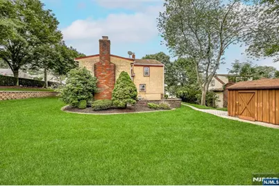 105 Arnot Place, Paramus, NJ 07652 - Photo 13