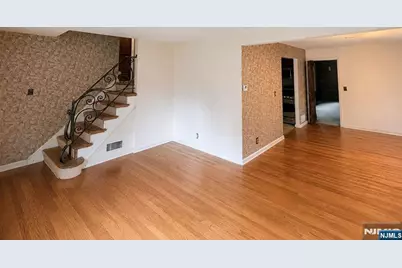 105 Arnot Place, Paramus, NJ 07652 - Photo 3