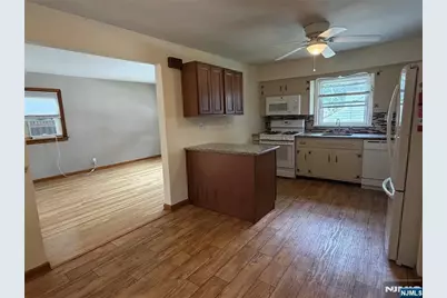 207 Graphic Boulevard, Bergenfield, NJ 07621 - Photo 9
