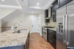20 Marquis Ct, Edgewater, NJ 07020 - Photo 7