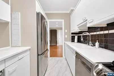 185 E Palisade Avenue D11B #D11B, Englewood, NJ 07631 - Photo 13