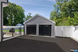 331 Elmwood Dr, Paramus, NJ 07652 - Photo 31