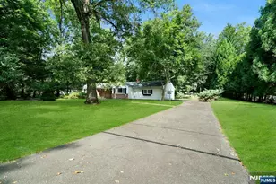15 Pinehill Dr, Upper Saddle River, NJ 07458 - Photo 3