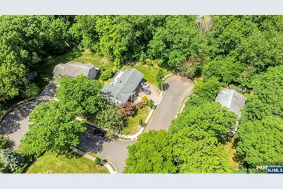 318 Briarcliff Lane, Paramus, NJ 07652 - Photo 31