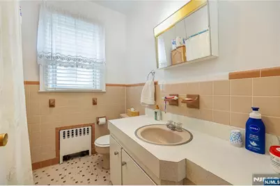 829 Roosevelt Avenue, Secaucus, NJ 07094 - Photo 15