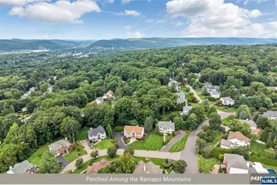 4 Moccasin Court, Mahwah, NJ 07430 - Photo 3