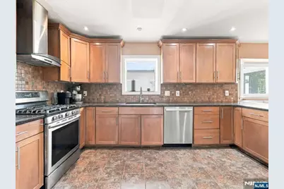 267 Lawrence Avenue, Hasbrouck Heights, NJ 07604 - Photo 7