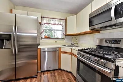 1098 Devon Court 1098 #1098, Mahwah, NJ 07430 - Photo 9