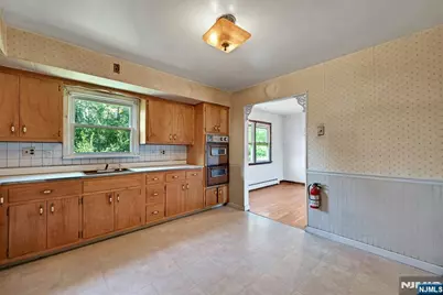 347 Chestnut Avenue, South Hackensack Township, NJ 07606 - Photo 17