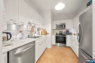 100 Grand Cove Way 5H, Edgewater, NJ 07020 - Photo 5