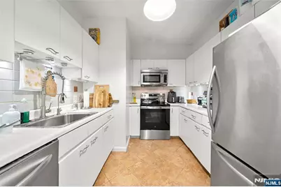 100 Grand Cove Way 5H #5H, Edgewater, NJ 07020 - Photo 3