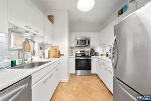 100 Grand Cove Way 5H, Edgewater, NJ 07020 - Photo 3