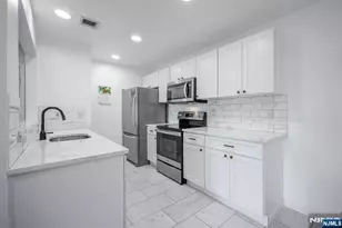 400 Crown Ct 571, Edgewater, NJ 07020 - Photo 3