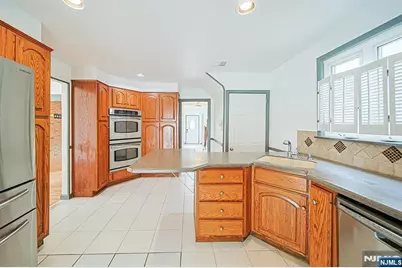 709 Kingsland Avenue, Ridgefield, NJ 07657 - Photo 17