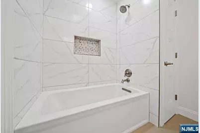 402 Kingston Court, West New York, NJ 07093 - Photo 29