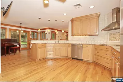 8 Le Roy Place, Park Ridge, NJ 07656 - Photo 11