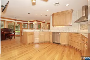 8 Le Roy Pl, Park Ridge, NJ 07656 - Photo 11