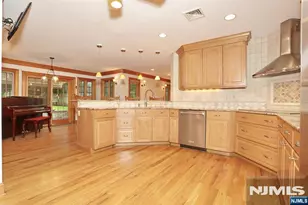 8 Le Roy Pl, Park Ridge, NJ 07656 - Photo 11