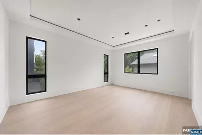 392 Undercliff Avenue 1 #1, Edgewater, NJ 07020 - Photo 7
