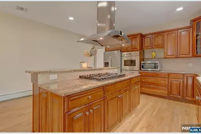 501 Clinton Avenue, Wyckoff Township, NJ 07481 - Photo 7