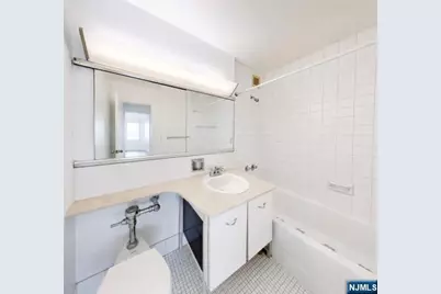 2077 Center Avenue 22H #22H, Fort Lee, NJ 07024 - Photo 9