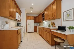 305 Huntington Ct, Wyckoff Township, NJ 07481 - Photo 7