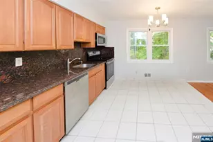 85 Primrose Ln B, Paramus, NJ 07652 - Photo 3