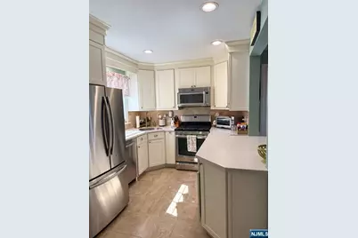 72 Cottage Street A #A, Midland Park, NJ 07432 - Photo 3