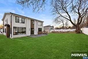 210 Hillcrest Dr, Paramus, NJ 07652 - Photo 29