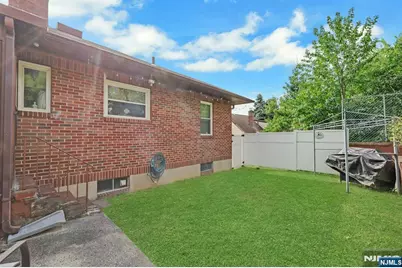 401 Adolphus Avenue, Cliffside Park, NJ 07010 - Photo 27