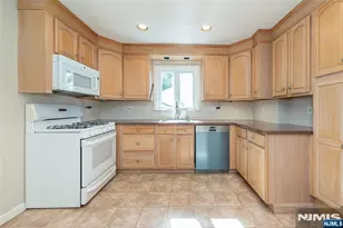 10 Fernwood Dr, Fair Lawn, NJ 07410 - Photo 3